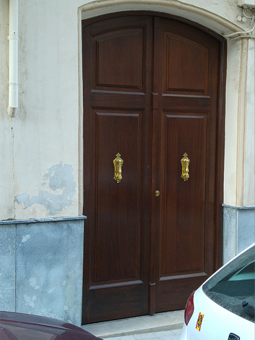 puerta madera con dintel curvoiroko
