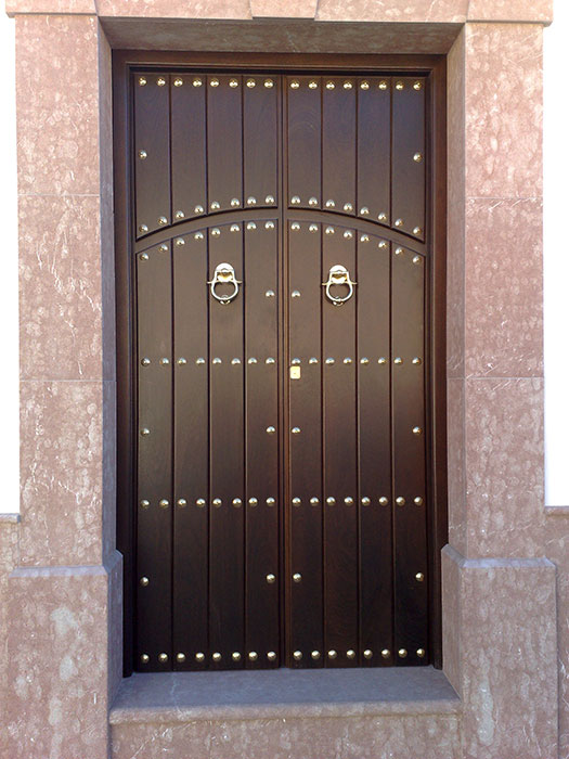 Puerta de madera de iroko